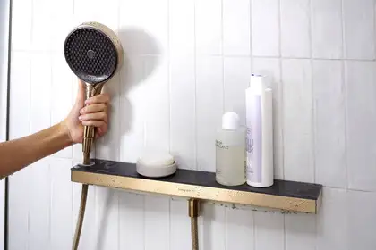 Настенный держатель Porter 500 с полкой левый Hansgrohe Porter E (цвет - шлифованная бронза) 26843140