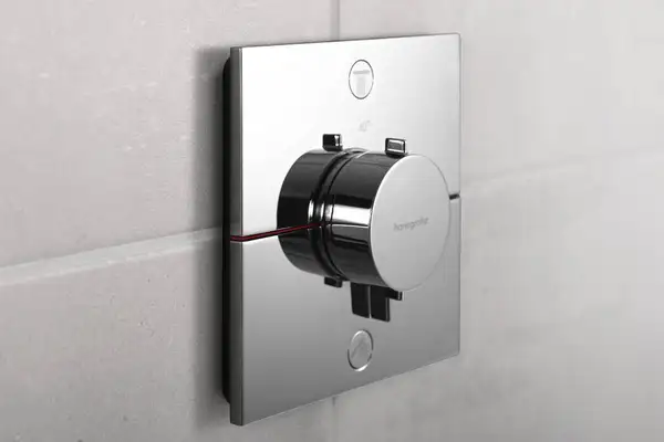 Термостат на 2 потребителя со встроенной защитной комбинацией EN 1717 Hansgrohe ShowerSelect Comfort E (цвет - хром) 15578000