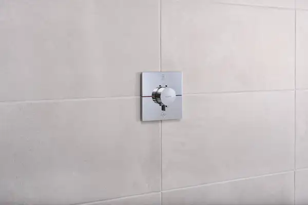 Термостат на 2 потребителя со встроенной защитной комбинацией EN 1717 Hansgrohe ShowerSelect Comfort E (цвет - хром) 15578000