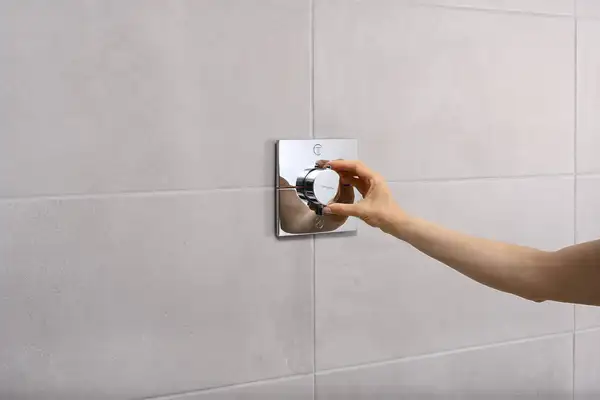 Термостат на 2 потребителя со встроенной защитной комбинацией EN 1717 Hansgrohe ShowerSelect Comfort E (цвет - хром) 15578000