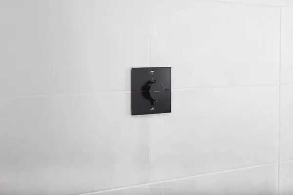Термостат на 2 потребителя со встроенной защитной комбинацией EN 1717 Hansgrohe ShowerSelect Comfort E (цвет - чёрный матовый) 15578670