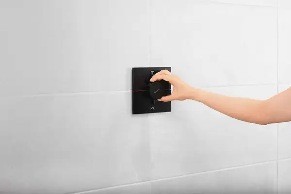 Термостат на 2 потребителя со встроенной защитной комбинацией EN 1717 Hansgrohe ShowerSelect Comfort E (цвет - чёрный матовый) 15578670