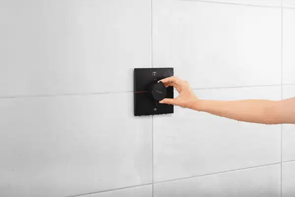 Термостат на 2 потребителя со встроенной защитной комбинацией EN 1717 Hansgrohe ShowerSelect Comfort E (цвет - чёрный матовый) 15578670
