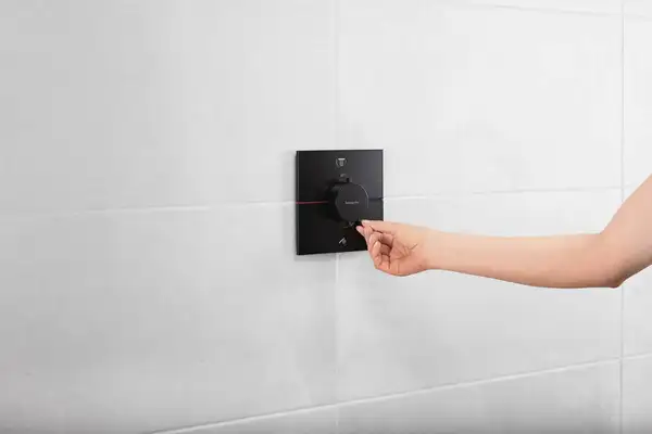 Термостат на 2 потребителя со встроенной защитной комбинацией EN 1717 Hansgrohe ShowerSelect Comfort E (цвет - чёрный матовый) 15578670