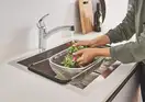 Змішувач для кухні з висувним виливом Grohe Eurosmart (30305000)