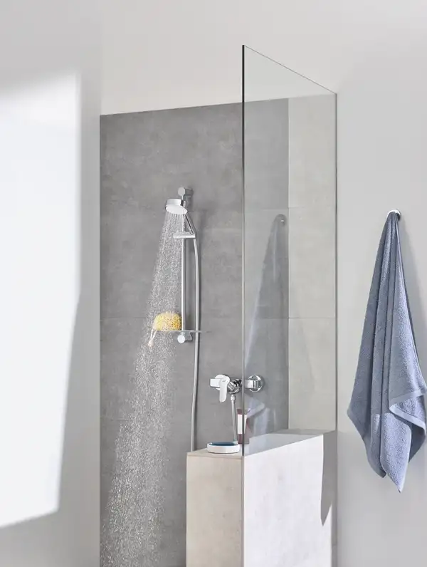 Душовий гарнітур зі штангою, 3 режими струменю Grohe New Tempesta Cosmopolitan (27929002) Душовий гарнітур зі штангою, 3 режими струменю Grohe New Tempesta Cosmopolitan (27929002)