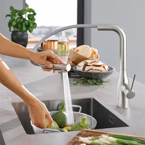Grohe Essence New Смеситель кухонный, хром (30270000) Grohe Essence New Смеситель кухонный, хром (30270000)