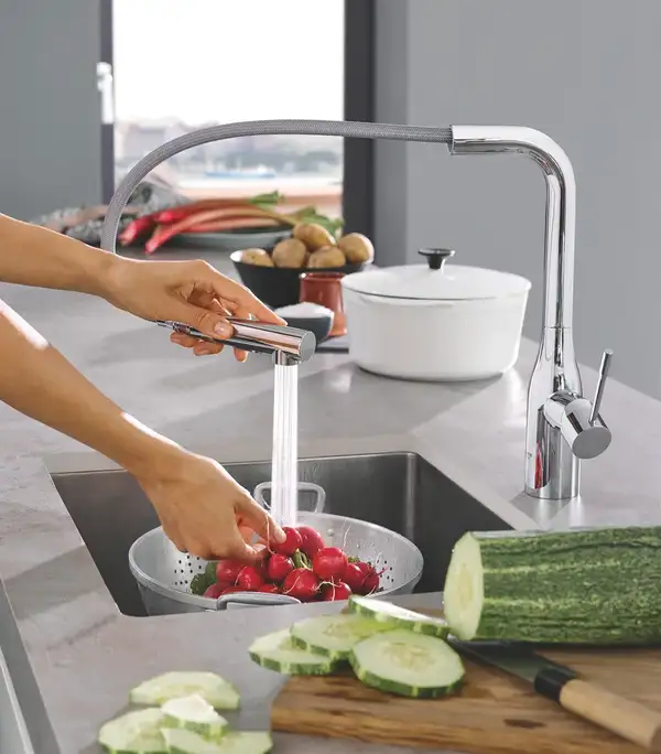 Grohe Essence New Смеситель кухонный, хром (30270000) Grohe Essence New Смеситель кухонный, хром (30270000)