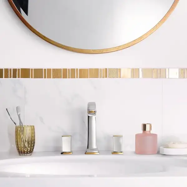 Смеситель для раковины на 3 отверстия Hansgrohe Metropol Classic (цвет - хром/золото), с донным клапаном (31305090) фото 2 Aquada.com.ua Смеситель для раковины на 3 отверстия Hansgrohe Metropol Classic (цвет - хром/золото), с донным клапаном (31305090) фото 2 Aquada.com.ua
