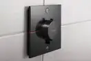 Термостат на 2 потребителя со встроенной защитной комбинацией EN 1717 Hansgrohe ShowerSelect Comfort E (цвет - чёрный матовый) 15578670