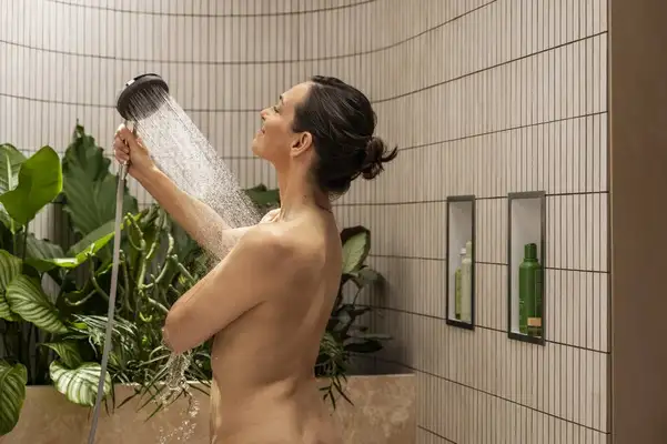 Hansgrohe Raindance Alive Q Душевая система, хром (24620000) Hansgrohe Raindance Alive Q Душевая система, хром (24620000)