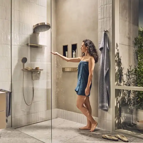 Настенный держатель Porter 500 с полкой левый Hansgrohe Porter E (цвет - шлифованная бронза) 26843140 Настенный держатель Porter 500 с полкой левый Hansgrohe Porter E (цвет - шлифованная бронза) 26843140
