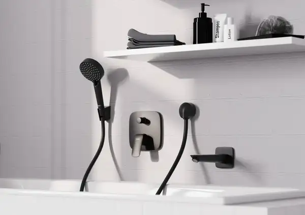 Смеситель для ванны/душа, со встроенной защитной комбинацией Hansgrohe Logis (цвет - чёрный матовый) 71407670 Смеситель для ванны/душа, со встроенной защитной комбинацией Hansgrohe Logis (цвет - чёрный матовый) 71407670