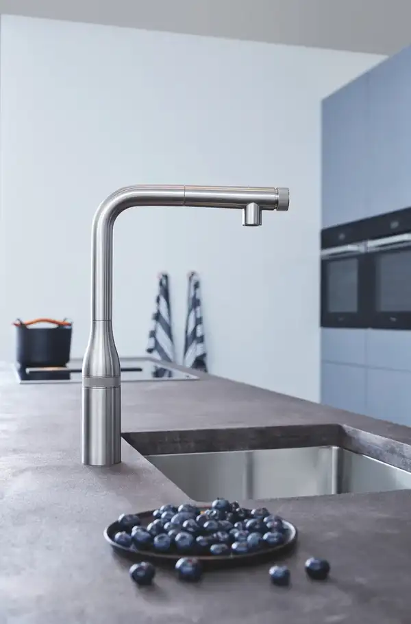 Змішувач для кухні з висувним виливом Grohe Essence SmartControl (31615DC0) Змішувач для кухні з висувним виливом Grohe Essence SmartControl (31615DC0)