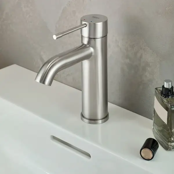 Grohe Essence New Смеситель для умывальника, черный (24172KF1) Grohe Essence New Смеситель для умывальника, черный (24172KF1)