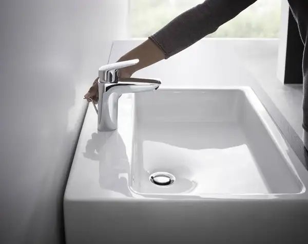 Смеситель для раковины 100 Hansgrohe Logis (цвет - хром), с металлическим сливным гарнитуром 71171000 Смеситель для раковины 100 Hansgrohe Logis (цвет - хром), с металлическим сливным гарнитуром 71171000