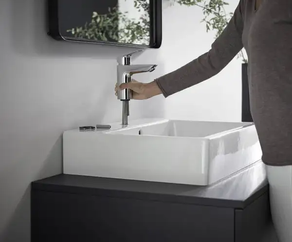 Смеситель для раковины 100 Hansgrohe Logis (цвет - хром), с металлическим сливным гарнитуром 71171000 Смеситель для раковины 100 Hansgrohe Logis (цвет - хром), с металлическим сливным гарнитуром 71171000