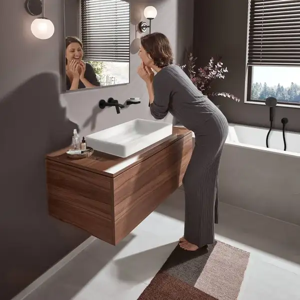 Hansgrohe Vivenis Смеситель для умывальника, черный (75050670) Hansgrohe Vivenis Смеситель для умывальника, черный (75050670)