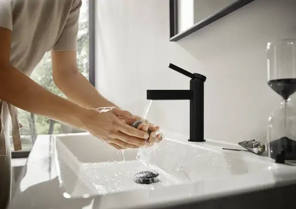 Смеситель для раковины Hansgrohe Finoris (цвет - чёрный матовый), с донным клапаном (76020670) фото 3 Aquada.com.ua Смеситель для раковины Hansgrohe Finoris (цвет - чёрный матовый), с донным клапаном (76020670) фото 3 Aquada.com.ua