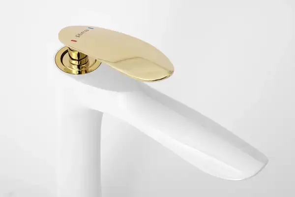 Смеситель для раковины (умывальника) REA ORBIT WHITE GOLD низкий (REA-B2052)