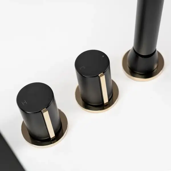 Смеситель для ванны REA ICON BLACK MATT черный на борт ванны (REA-B3622) Смеситель для ванны REA ICON BLACK MATT черный на борт ванны (REA-B3622)