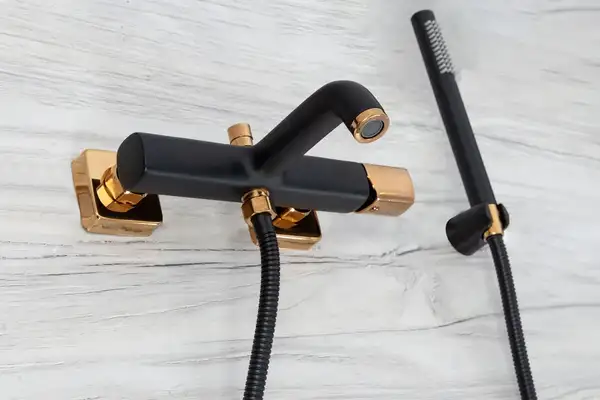 Смеситель для ванны и душа REA SALTO BLACK ROSE GOLD настенный с изливом (REA-B6352) Смеситель для ванны и душа REA SALTO BLACK ROSE GOLD настенный с изливом (REA-B6352)