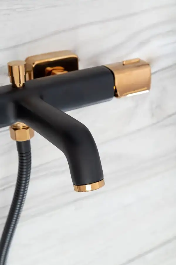 Смеситель для ванны и душа REA SALTO BLACK ROSE GOLD настенный с изливом (REA-B6352) Смеситель для ванны и душа REA SALTO BLACK ROSE GOLD настенный с изливом (REA-B6352)