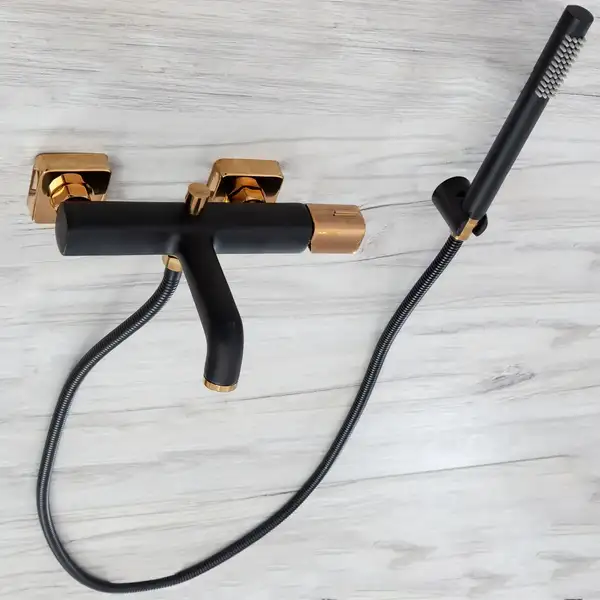 Смеситель для ванны и душа REA SALTO BLACK ROSE GOLD настенный с изливом (REA-B6352) Смеситель для ванны и душа REA SALTO BLACK ROSE GOLD настенный с изливом (REA-B6352)